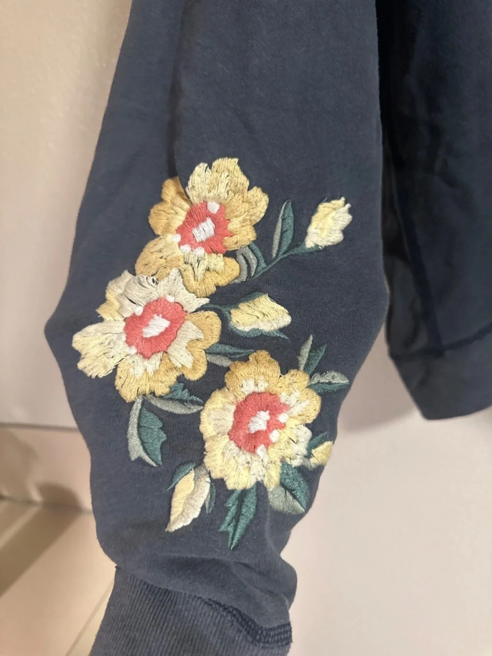 Abercrombie & Fitch Floral Embroidered Hoodie โ Navy Blue โ Pullover Sweatshirt - Picture 5 of 6